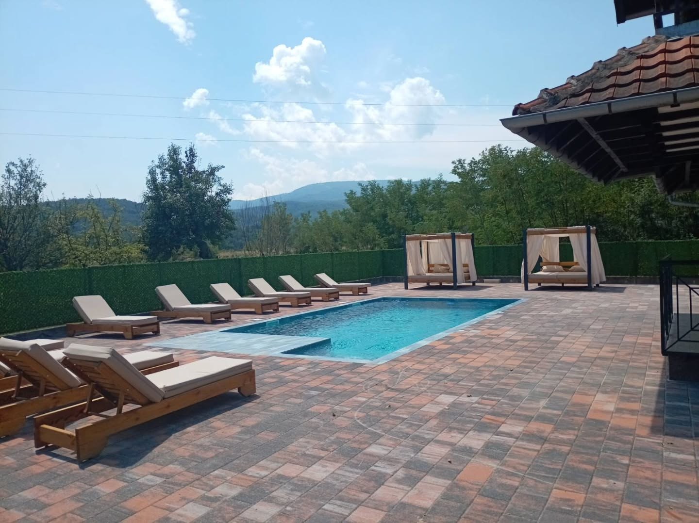 Resort bazen sa baldahin ležaljkama