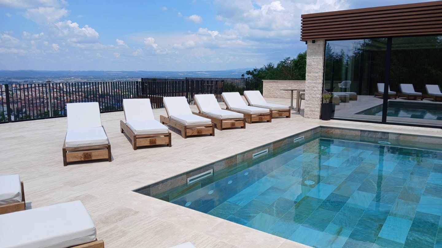 Ležaljke na villa terasi sa pogledom